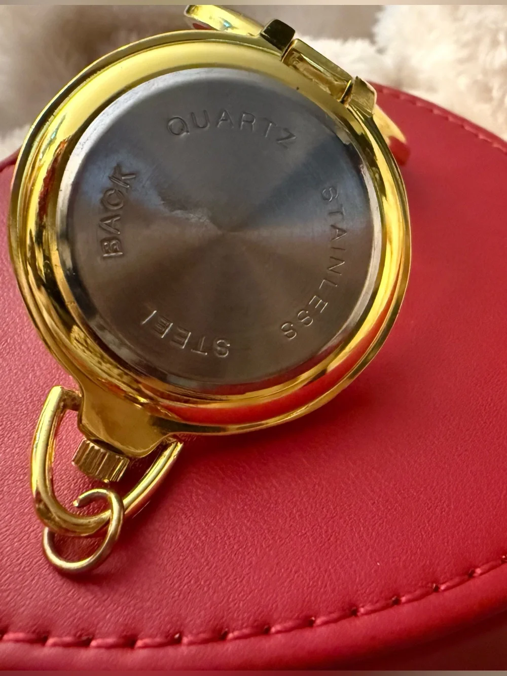 Beautiful Golden Pocket Pendant Quartz Watch with White Dial